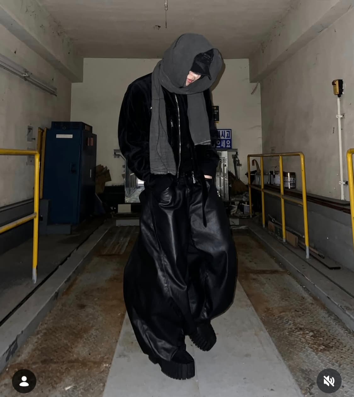 써저리 더블 폴딩 배기 팬츠 coated black 상품이미지3