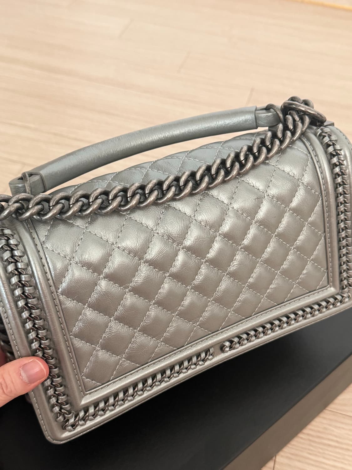 샤넬 탑핸들 보이백 실버 (23번대) 상품이미지4