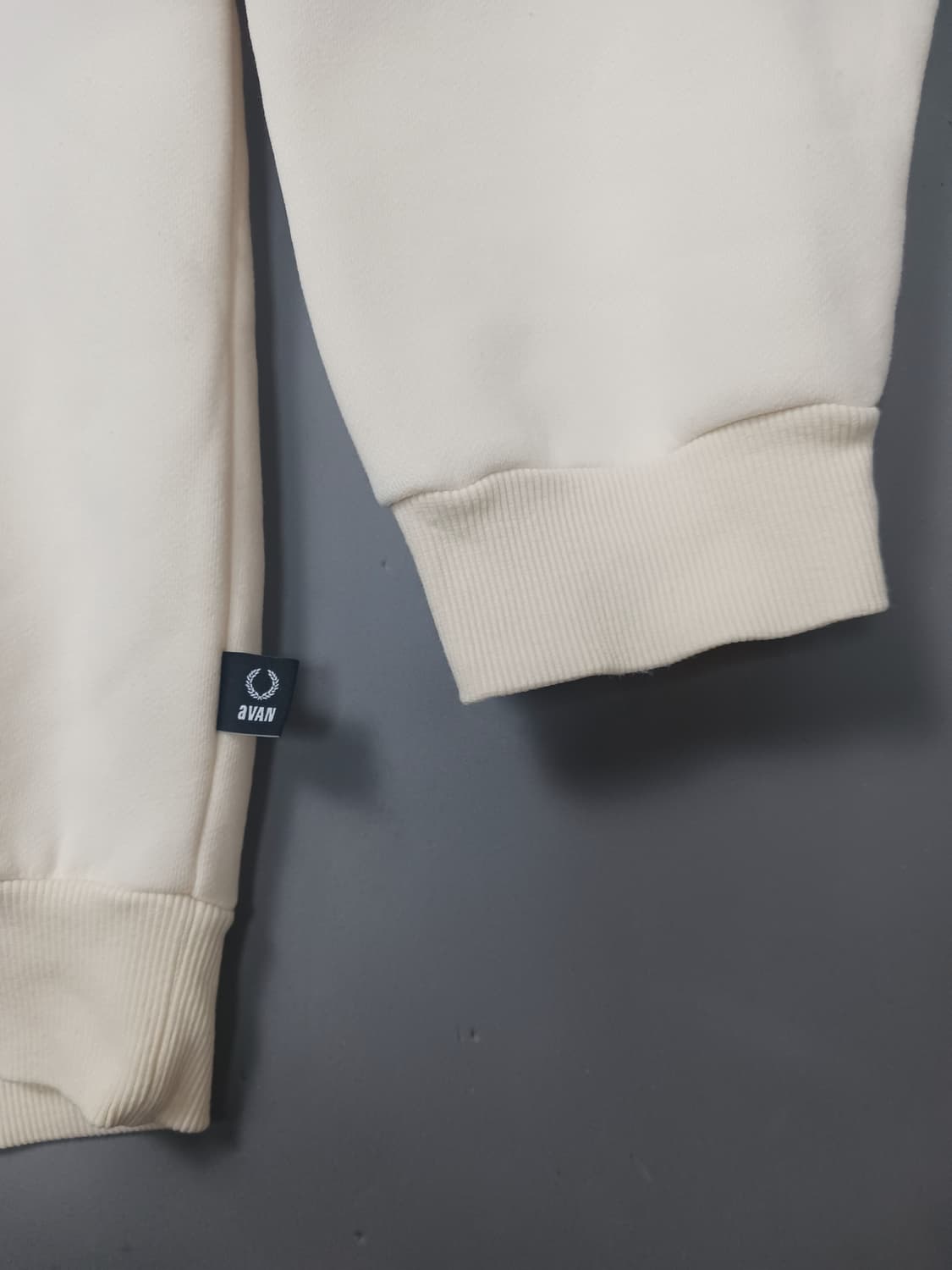 [프리] 어반드레스 자수로고 크림 기모 맨투맨 스웨트셔츠 상품이미지7