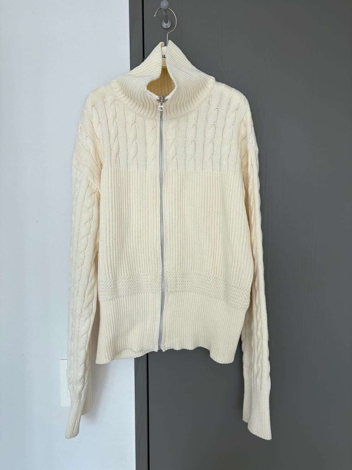 [1] 타일레 하이넥 케이블 니트 집업 크림 상품이미지2