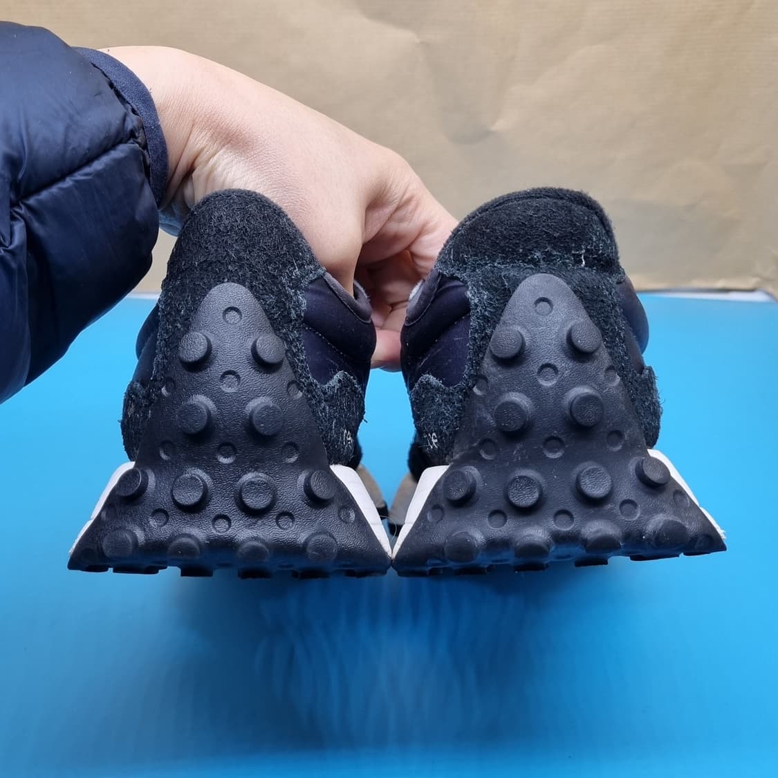 뉴발란스 327 블랙 여성운동화235. 상품이미지4