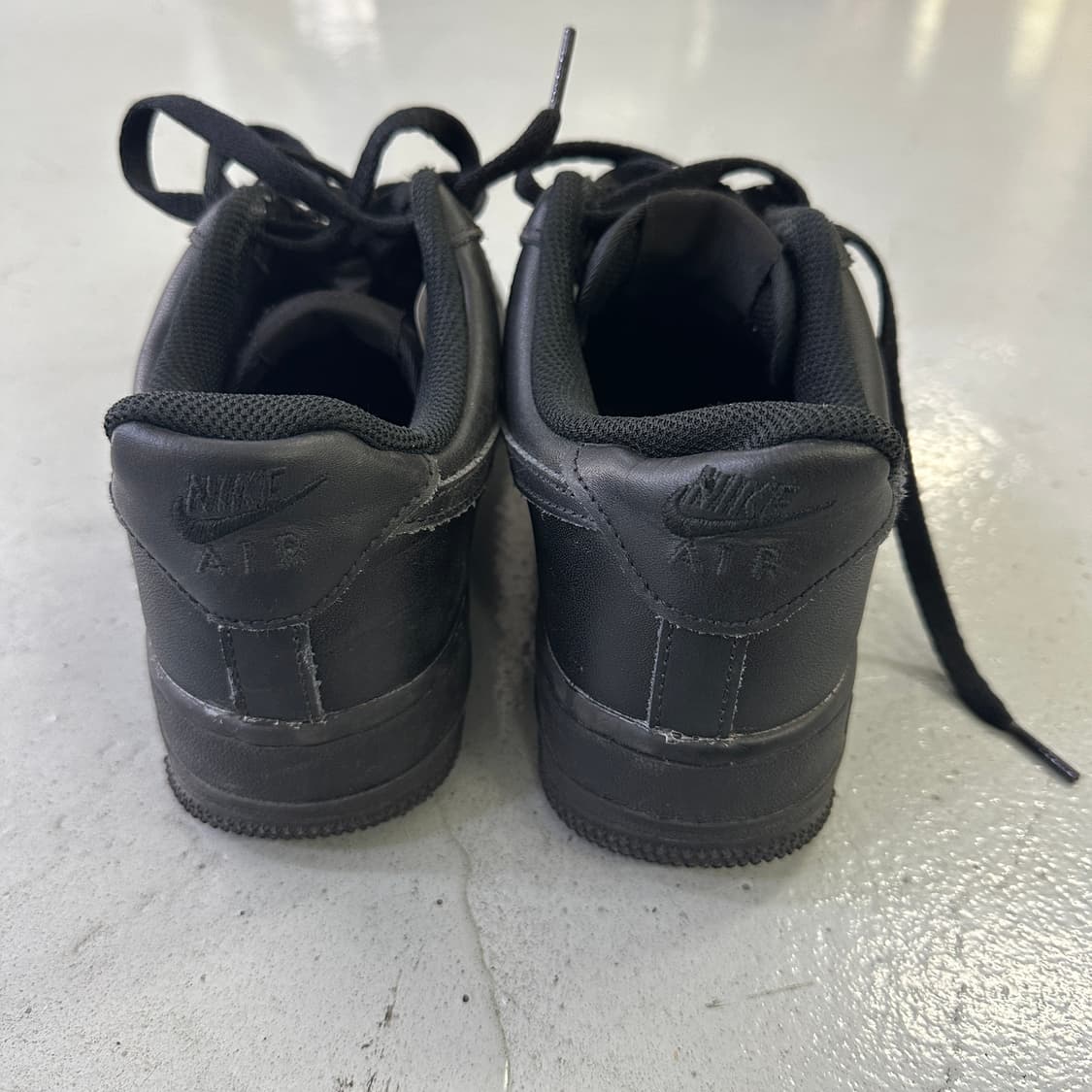 245 나이키 에어포스 로우 트리플 블랙 0420D 상품이미지5
