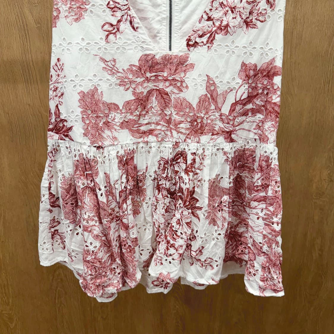 막스앤코 브이넥 슬리브리스 블라우스 플로럴 프린팅 디테일 화이트 핑크 상품이미지4