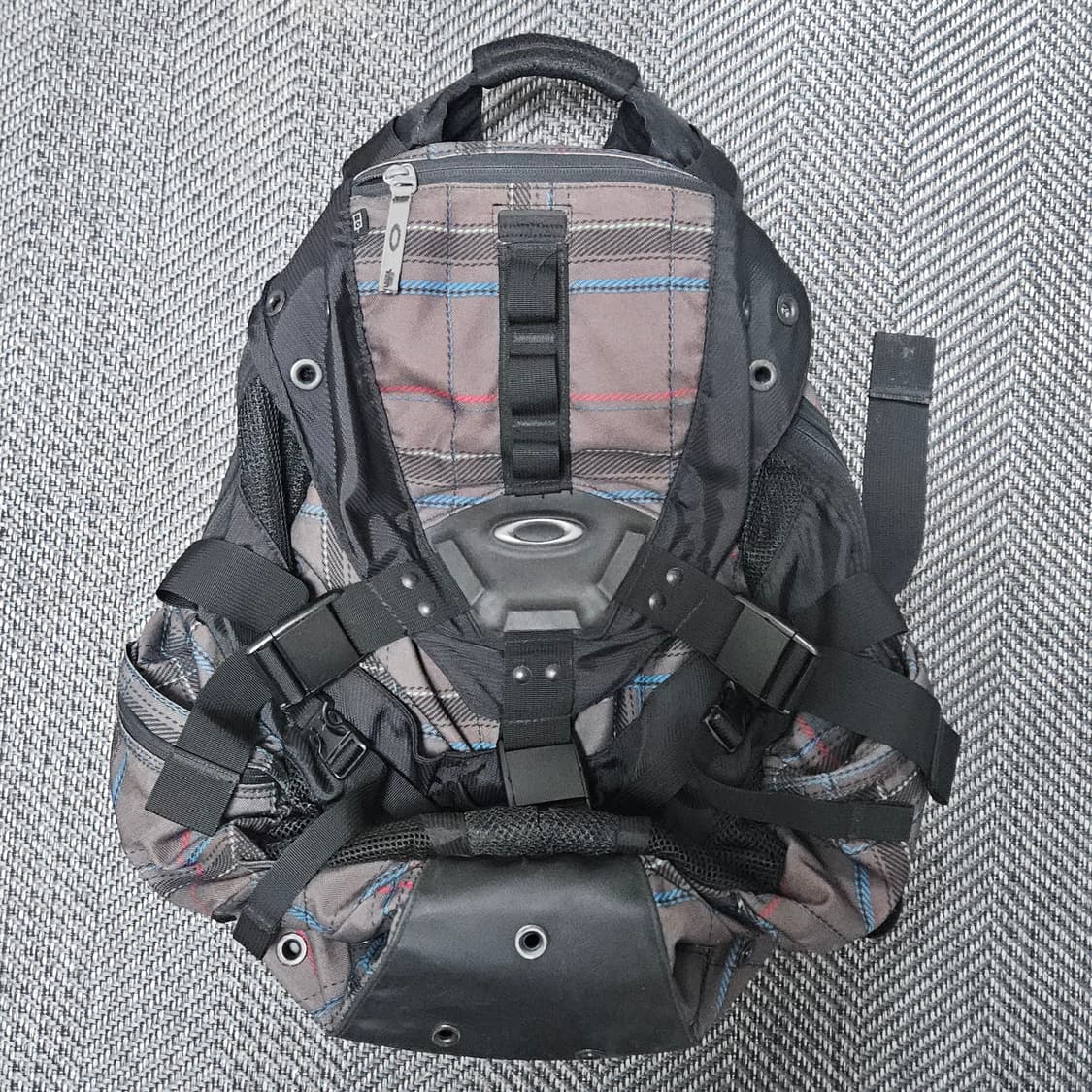 오클리 아이콘로고 체크 백팩 상품이미지1