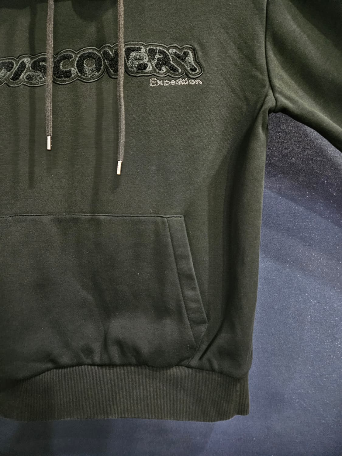 디스커버리 블랙차콜 남성 세미오버핏 95 기모 포켓 후드티  상품이미지6