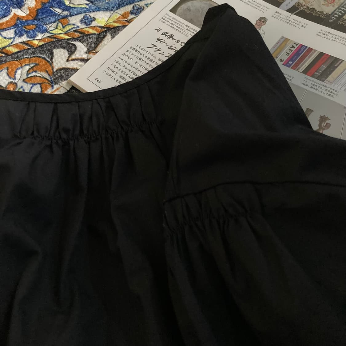 블랙 셔링 사이드 버튼 디테일 퍼프 블라우스 남방 셔츠 상품이미지4