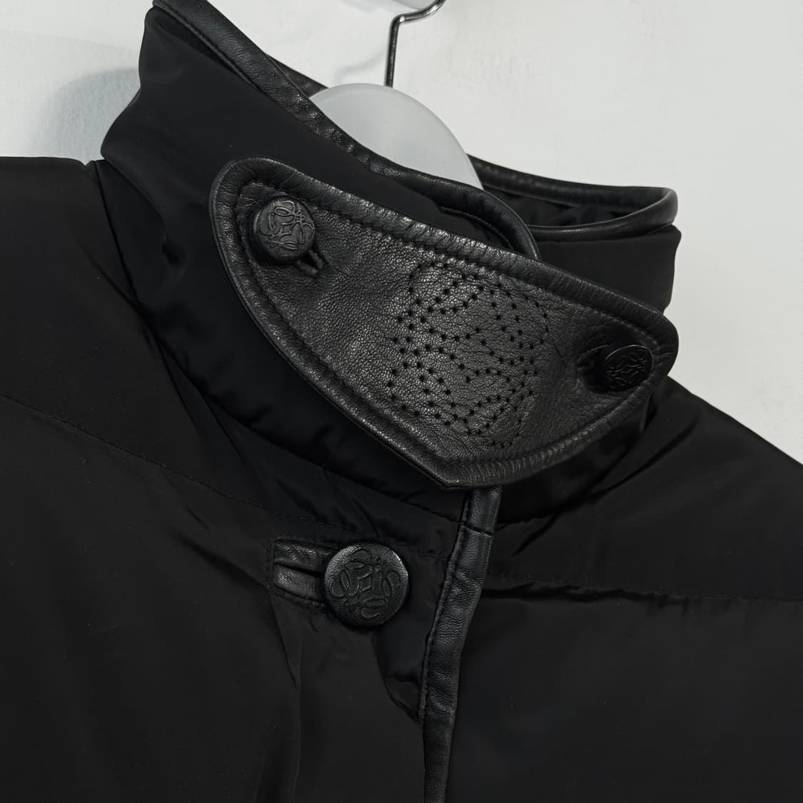 로에베 로고 포인트 다운 패딩 코트 상품이미지3