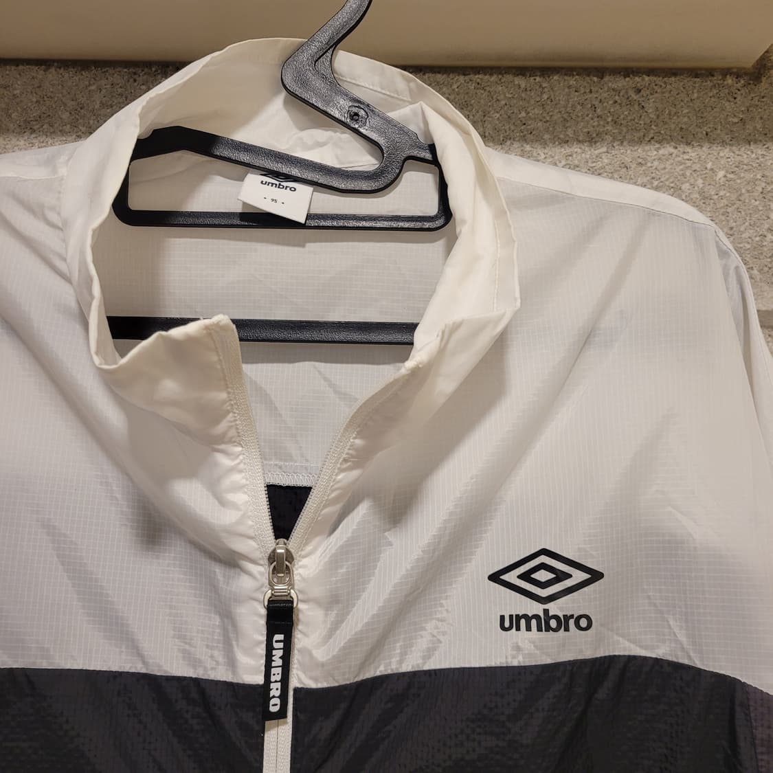 엄브로 백로고 경량 바람막이 95 상품이미지3