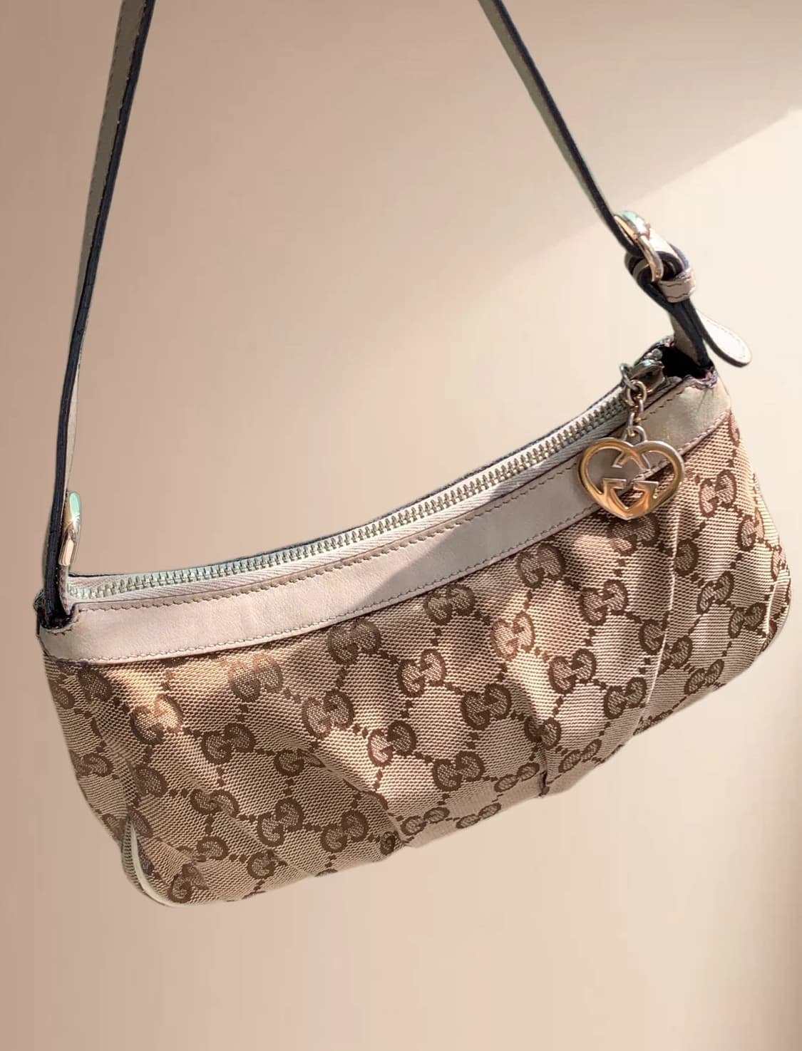 🤍 Gucci 캔버스 GG 미니 자가드 하트 로고 참 바게트 백 상품이미지1