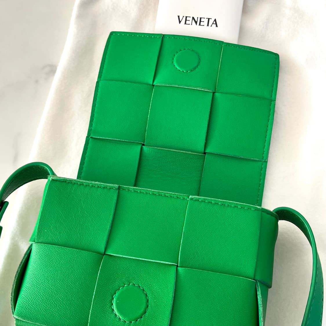 [S급/정품] 보테가베네타 미니 카세트백 레더 그린 크로스백 가방 상품이미지4