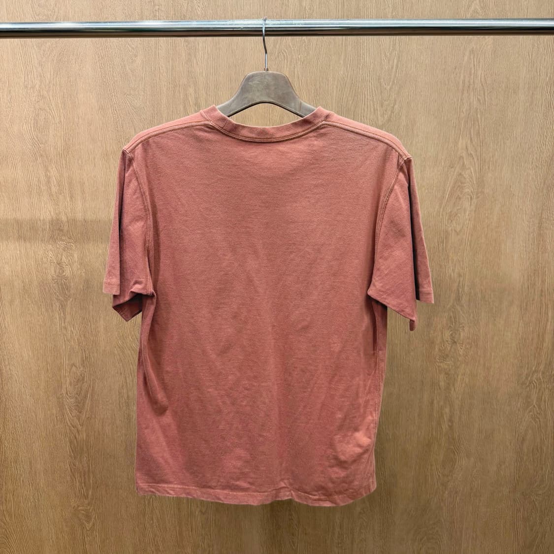 단톤 반팔 티셔츠 라운드넥 로고 자수 싱글 포켓 디테일 와인 브라운 상품이미지3