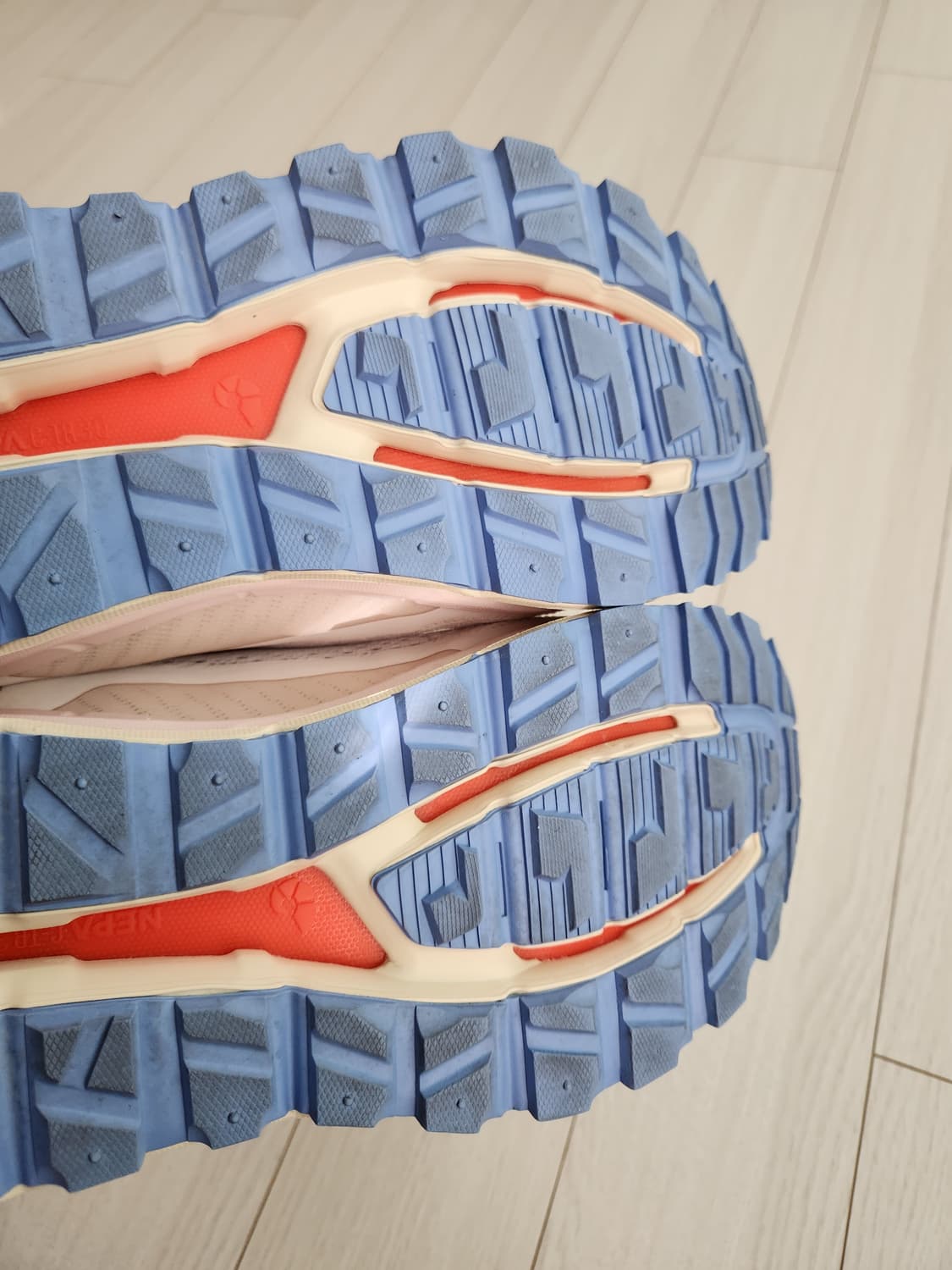 네파 다이얼 트레킹화 등산화 하이플로우 고어텍스 245

등산화/트레킹화 상품이미지8