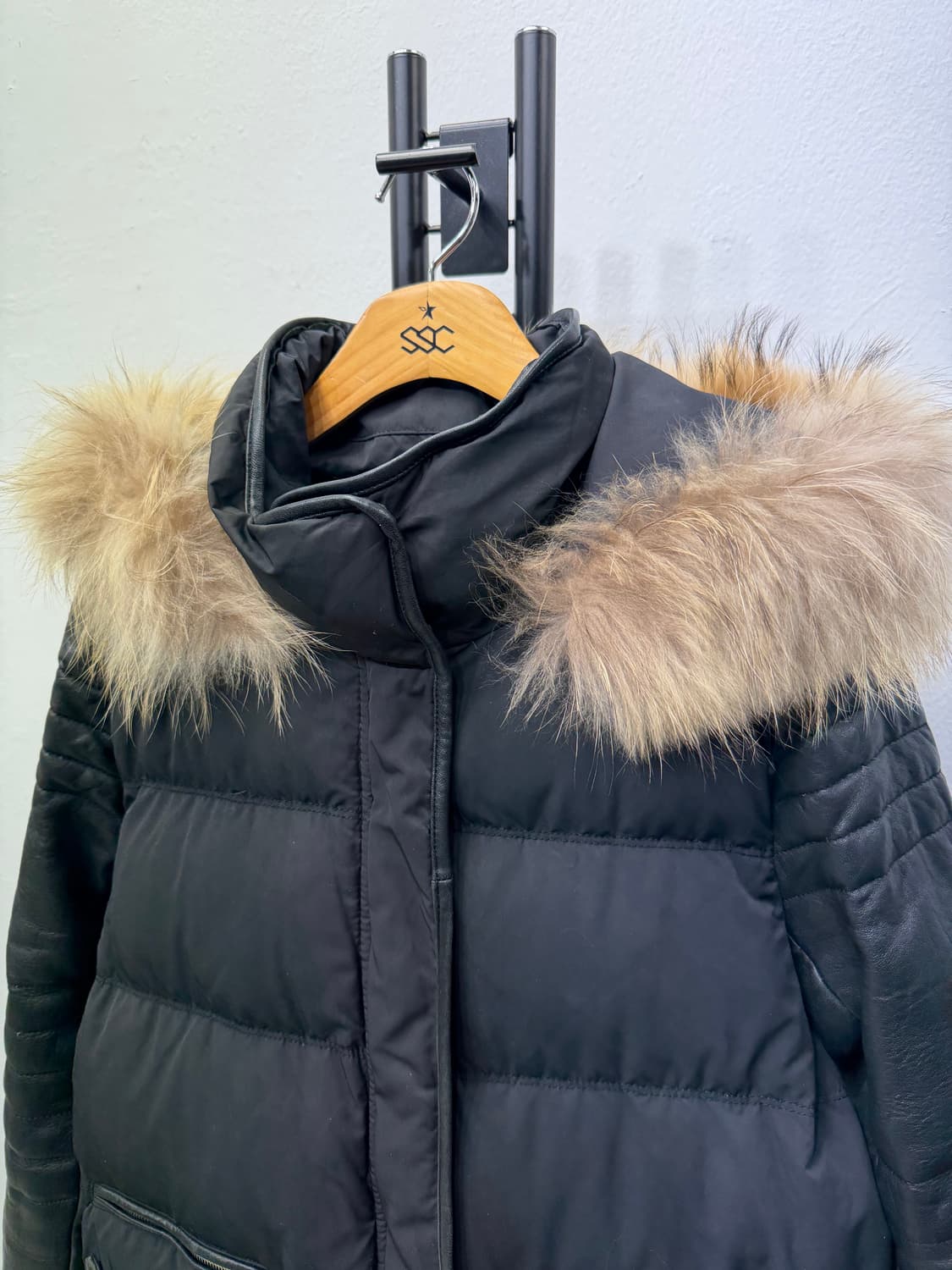 정품) 마쥬 블랙 가죽 패치 폭스퍼 패딩 1 상품이미지3