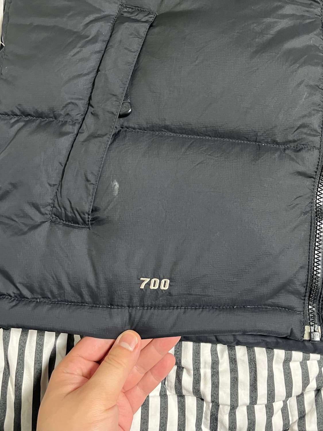 노스페이스 700 중앙로고 패딩 조끼 블랙 M 상품이미지2