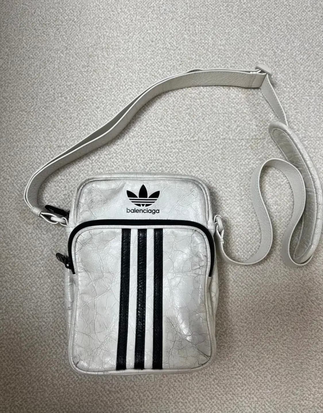 발렌시아가아디다스크로스백 상품이미지1