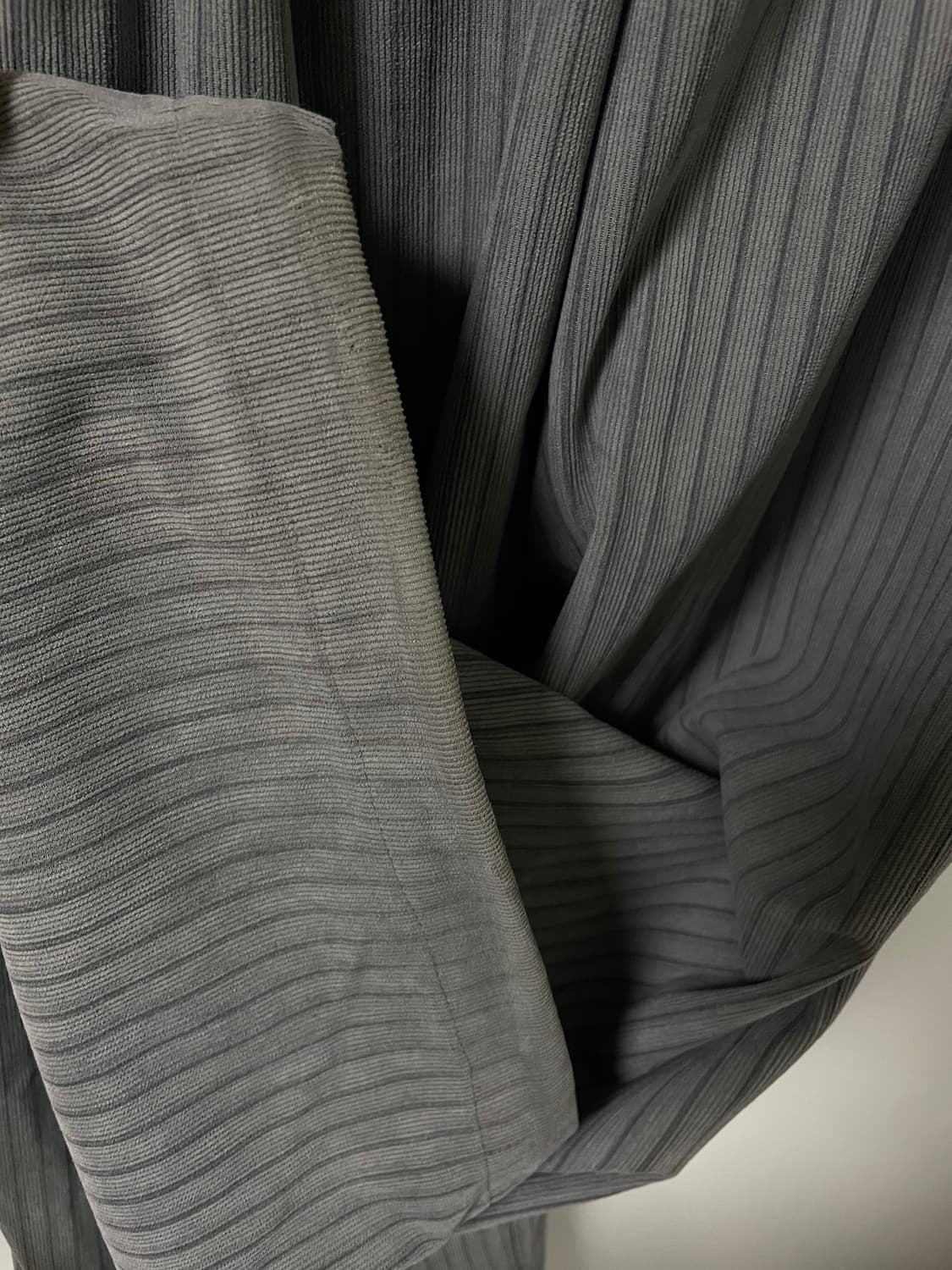 폴리수엠 스트라이프 오버사이즈 턱팬츠 그레이 상품이미지9