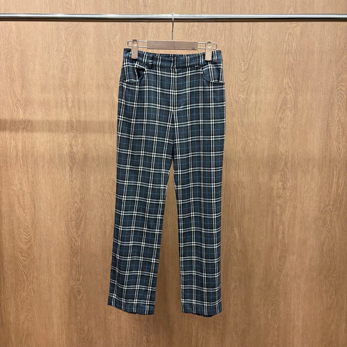 버버리 블루 라벨 스트레이트 팬츠 클래식 체크 패턴 포켓 디테일 차콜 상품이미지2