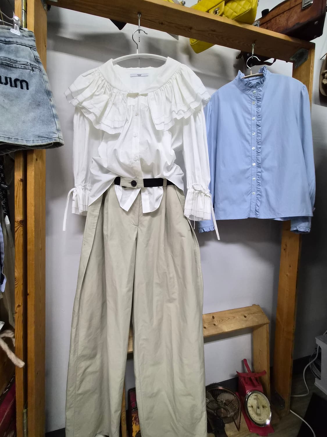 쟈니헤잇재즈 프릴 블라우스. jsnewyork 커브드벨트 팬츠 상품이미지2