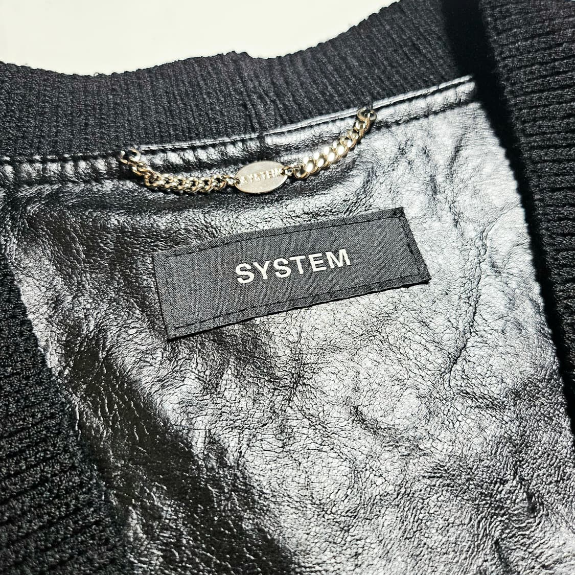 [88(66)][한섬 시스템SYSTEM] 페이크 레더 텍스트 블록 점퍼 상품이미지4