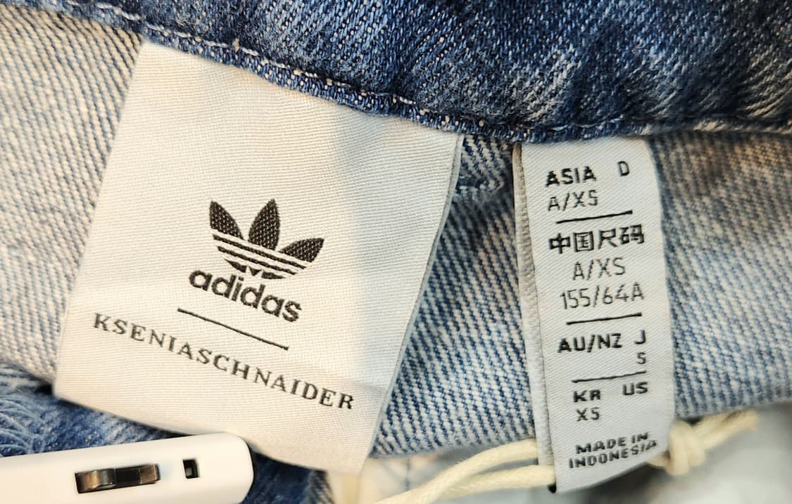 새제품)아디다스+크세니아 콜라보 연청 삼선 데님스커트 상품이미지9