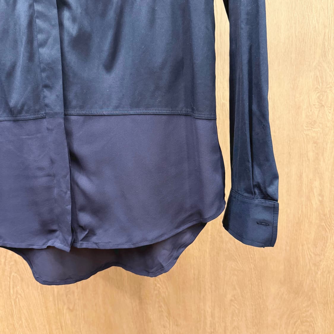 띠어리 배색 실크 믹스 셔츠 블라우스 히든 버튼 디테일 블랙 상품이미지6