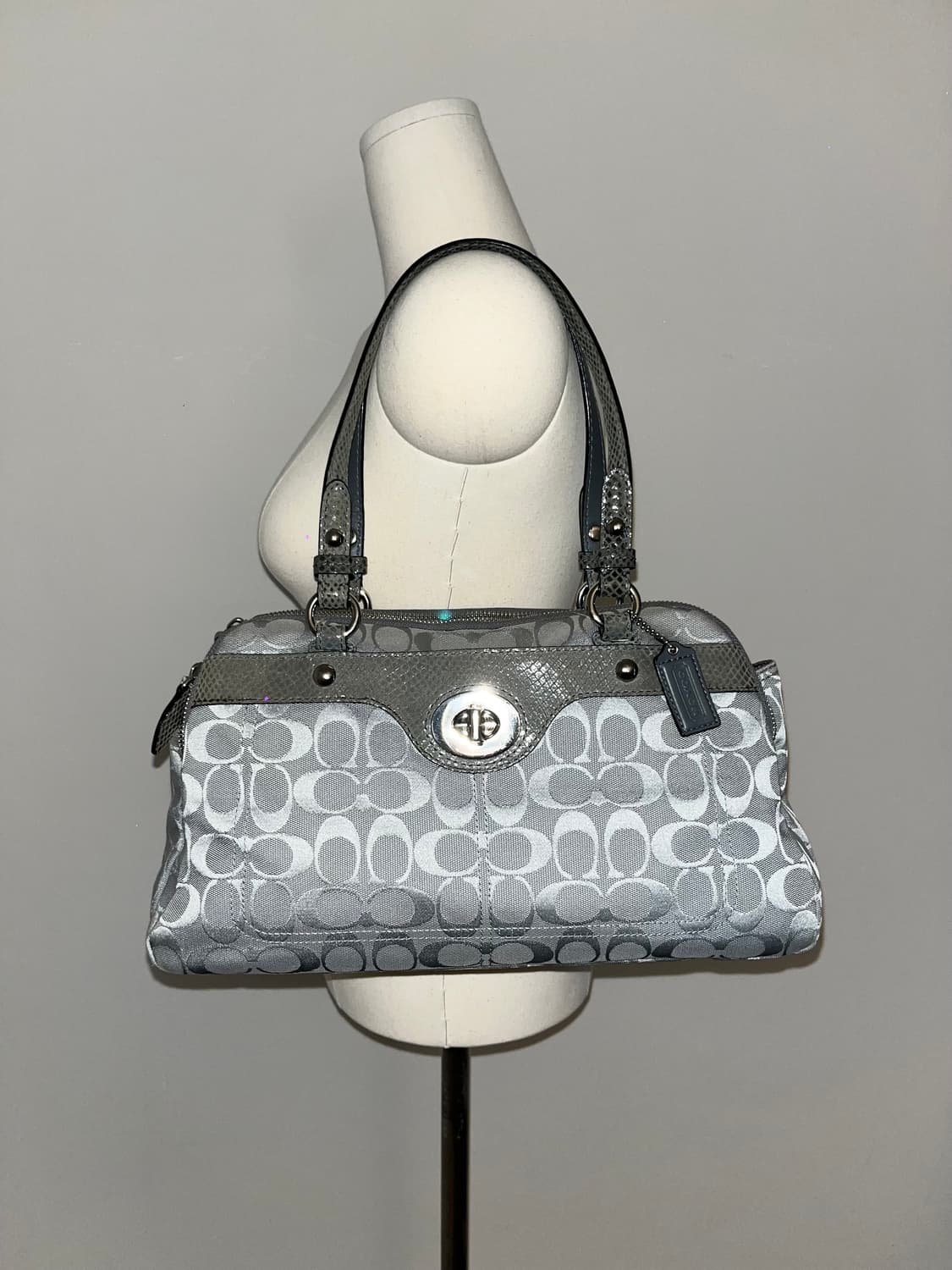 🎉SALE🎉 COACH Gray shoulder bag 상품이미지1