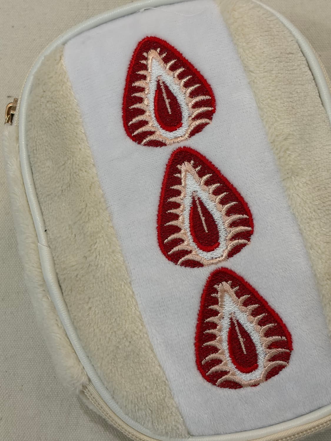 딸기 자수 퍼 미니 파우치 상품이미지2