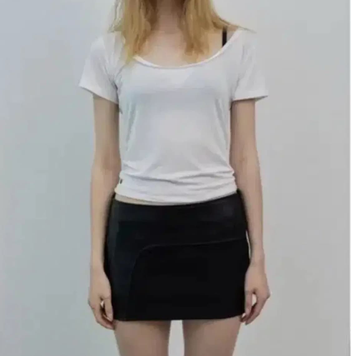 보헤미안서울 딥 유넥 하프 슬리브 탑 티 윤비누 착용 상품이미지1