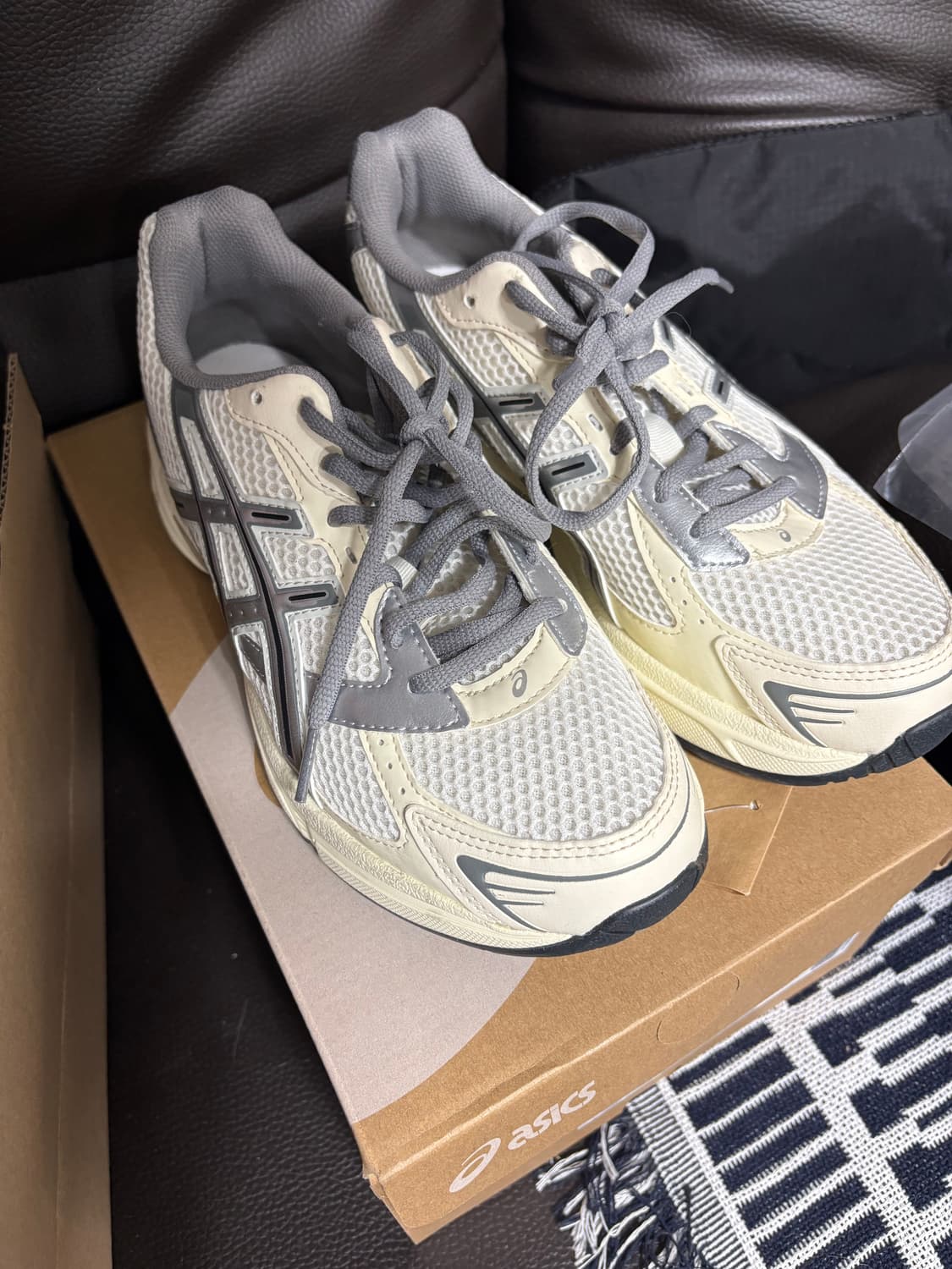 아식스 젤1130 크림 클레이 그레이 1202A164-116 상품이미지1