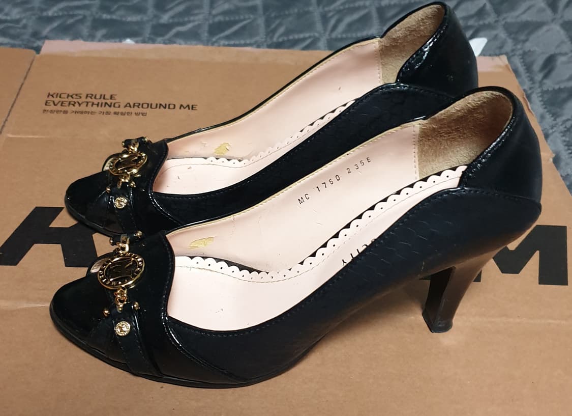 메트로시티 금장체인 하이힐 블랙 (235 D) 굽8cm 상품이미지2