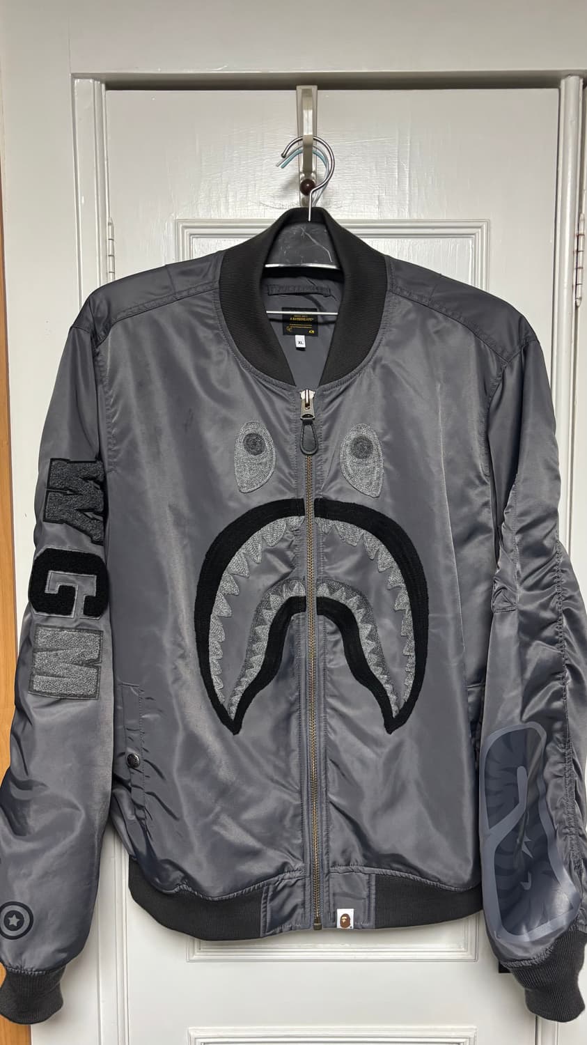 베이프 토날 체인 스티치 샤크 봄버 자켓 차콜 상품이미지5