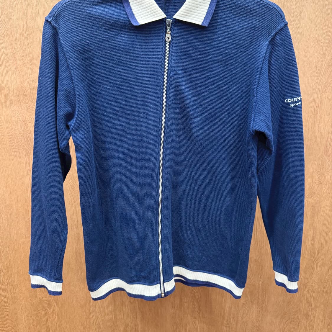 꾸레쥬 스포츠 퓨처 니트 집업 가디건 배색 카라 슬리브 로고 자수 네이비 상품이미지5