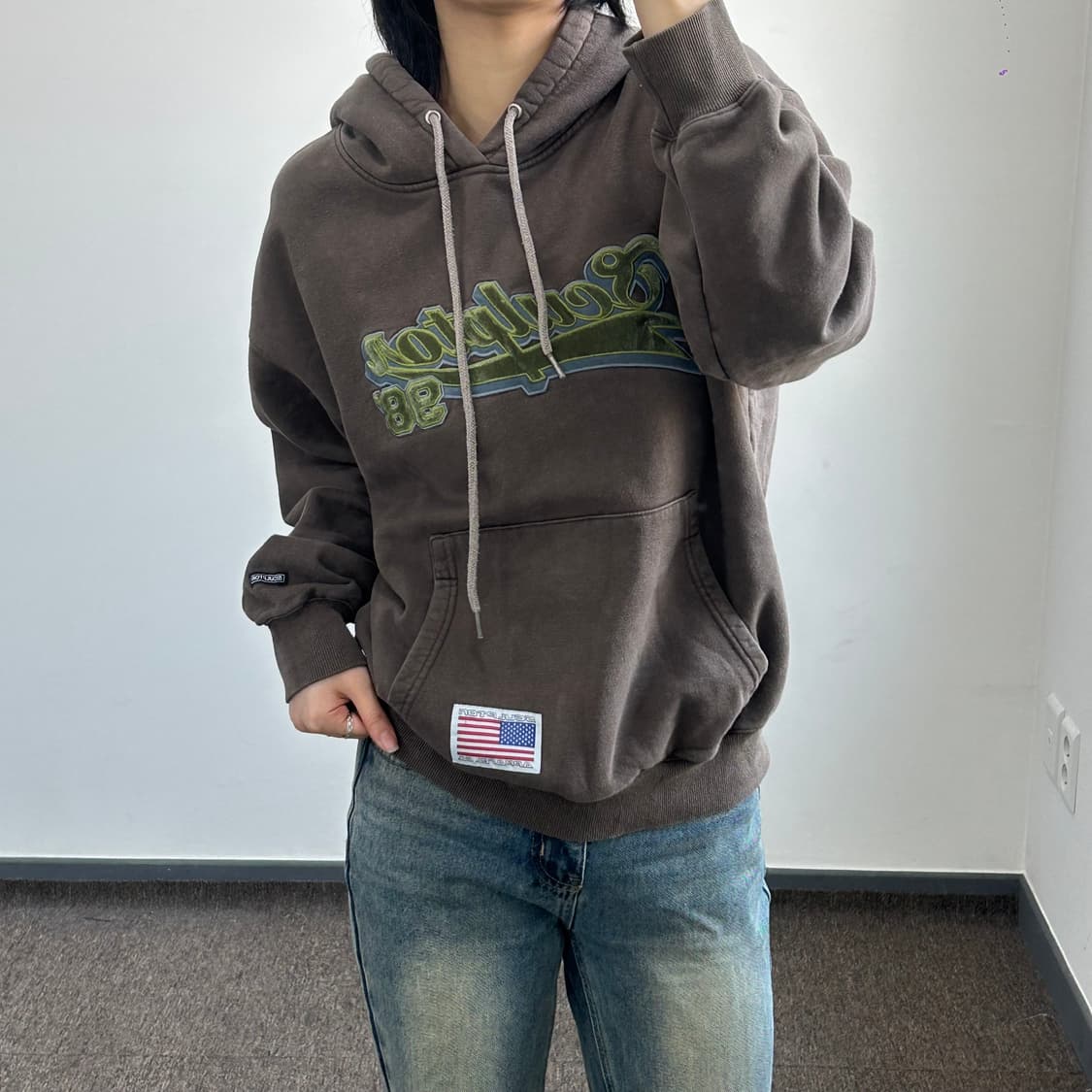 Sculptor 스컬프터 레터링 벨벳 로고 애쉬 브라운 후드티 상품이미지3