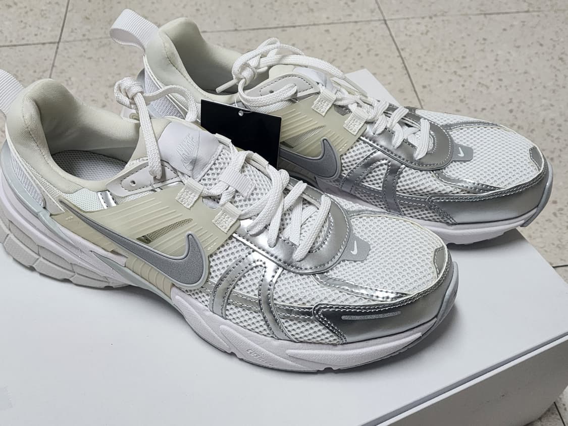 나이키 V2K 런 메탈릭 실버 화이트 남자285사이즈 상품이미지4