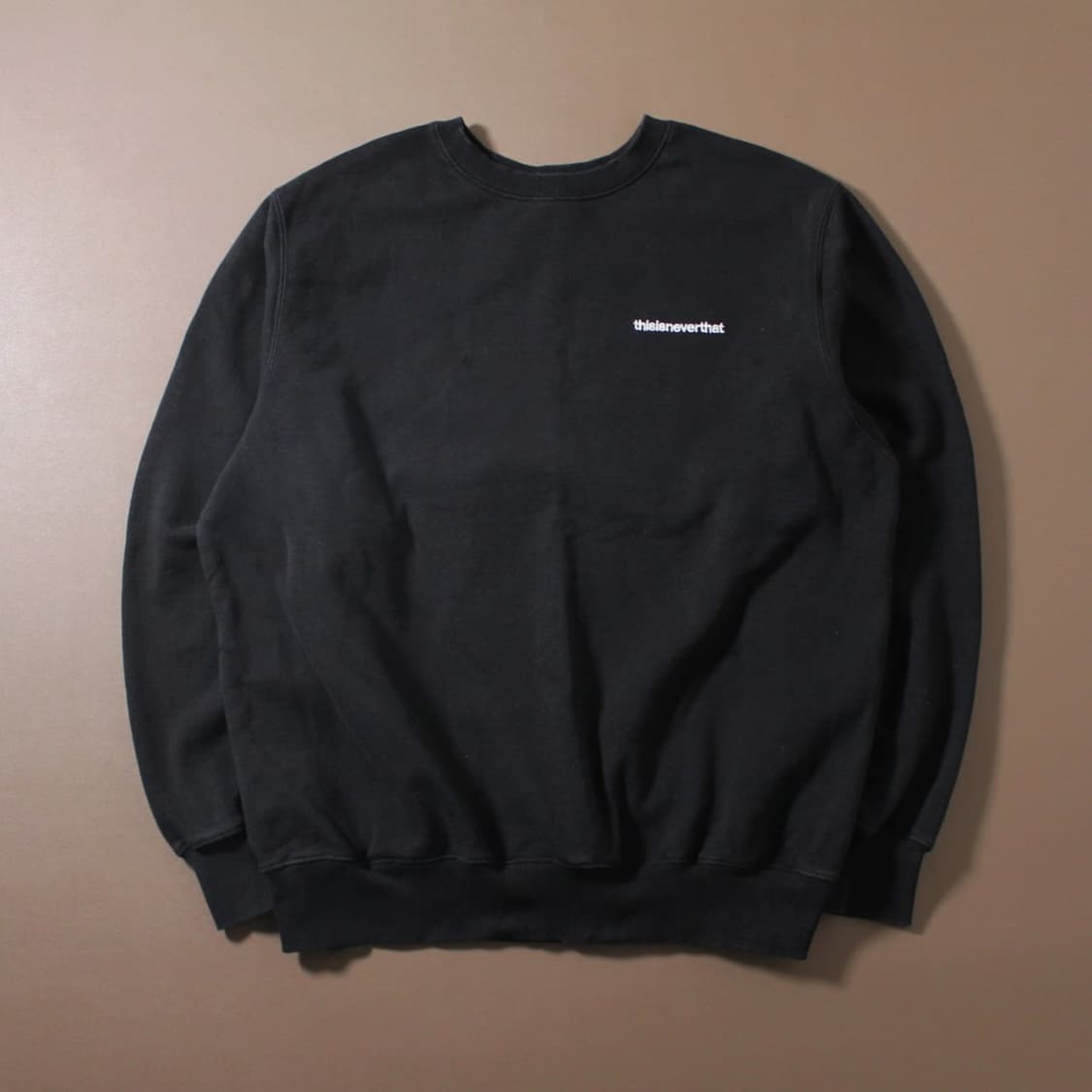 Thisisneverthat 디네뎃 블랙 맨투맨 상품이미지1