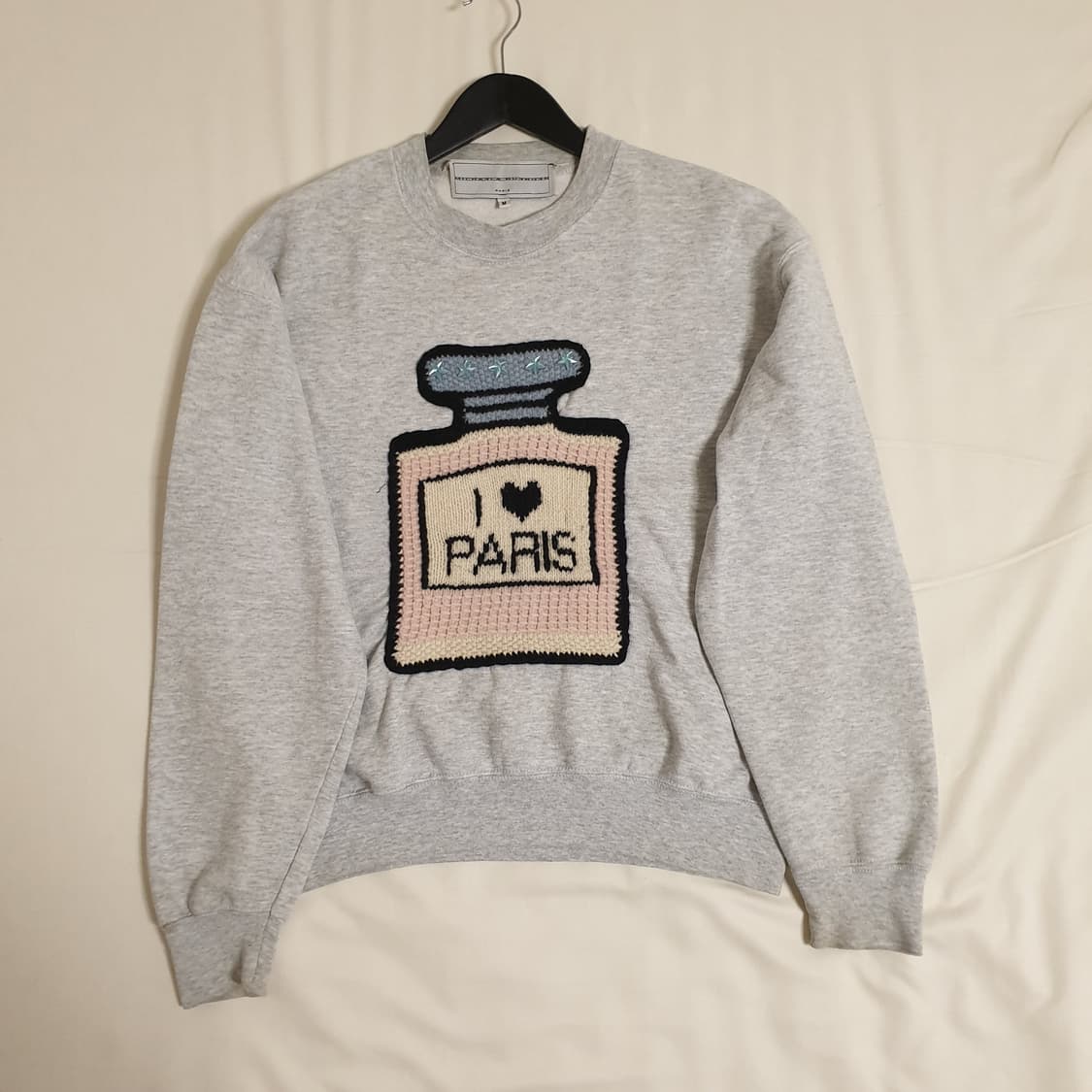 미카엘라버거 향수병 니트 스웻 상품이미지1