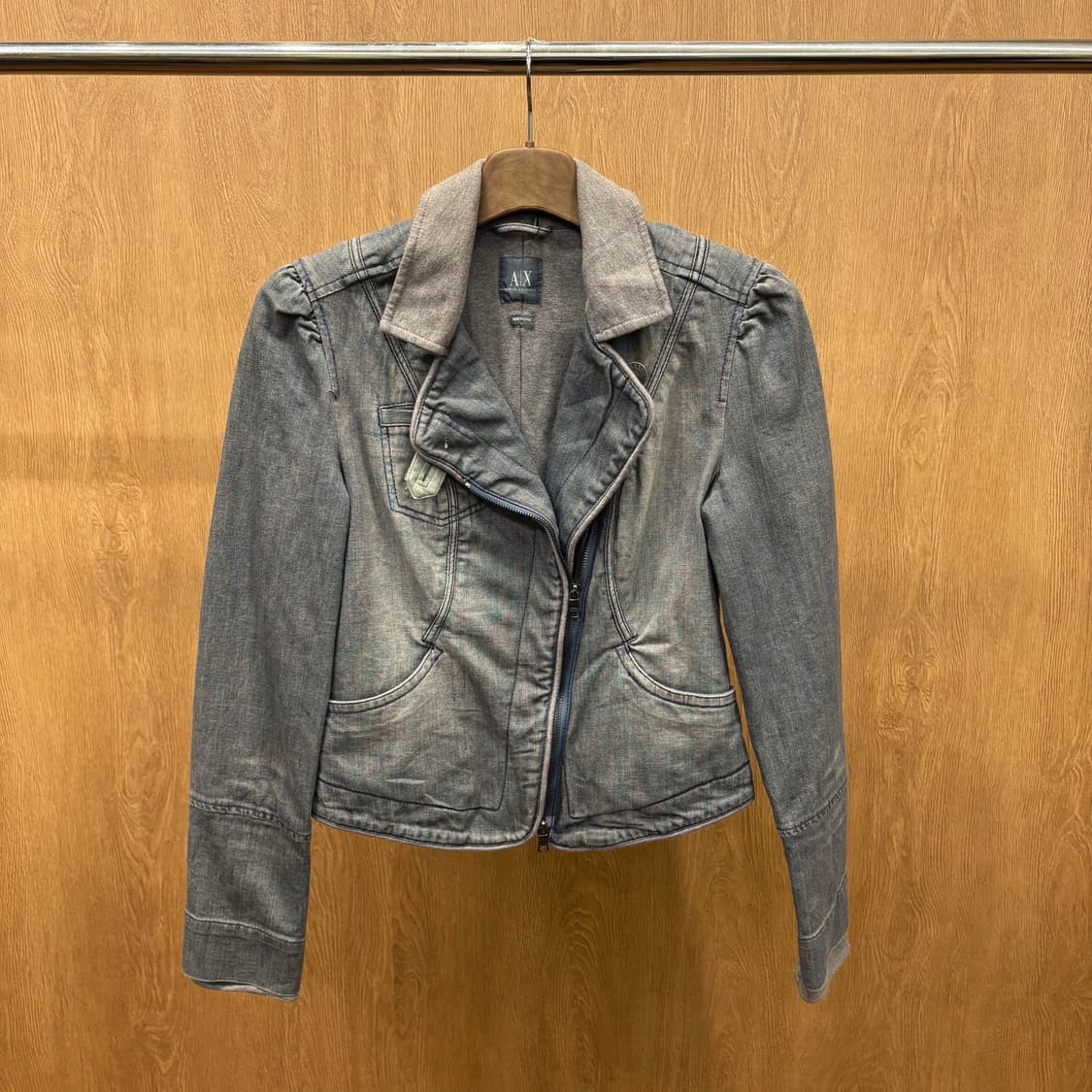 아르마니 익스체인지 데님 자켓 비대칭 절개 스티치 디테일 라이트 그레이 상품이미지2