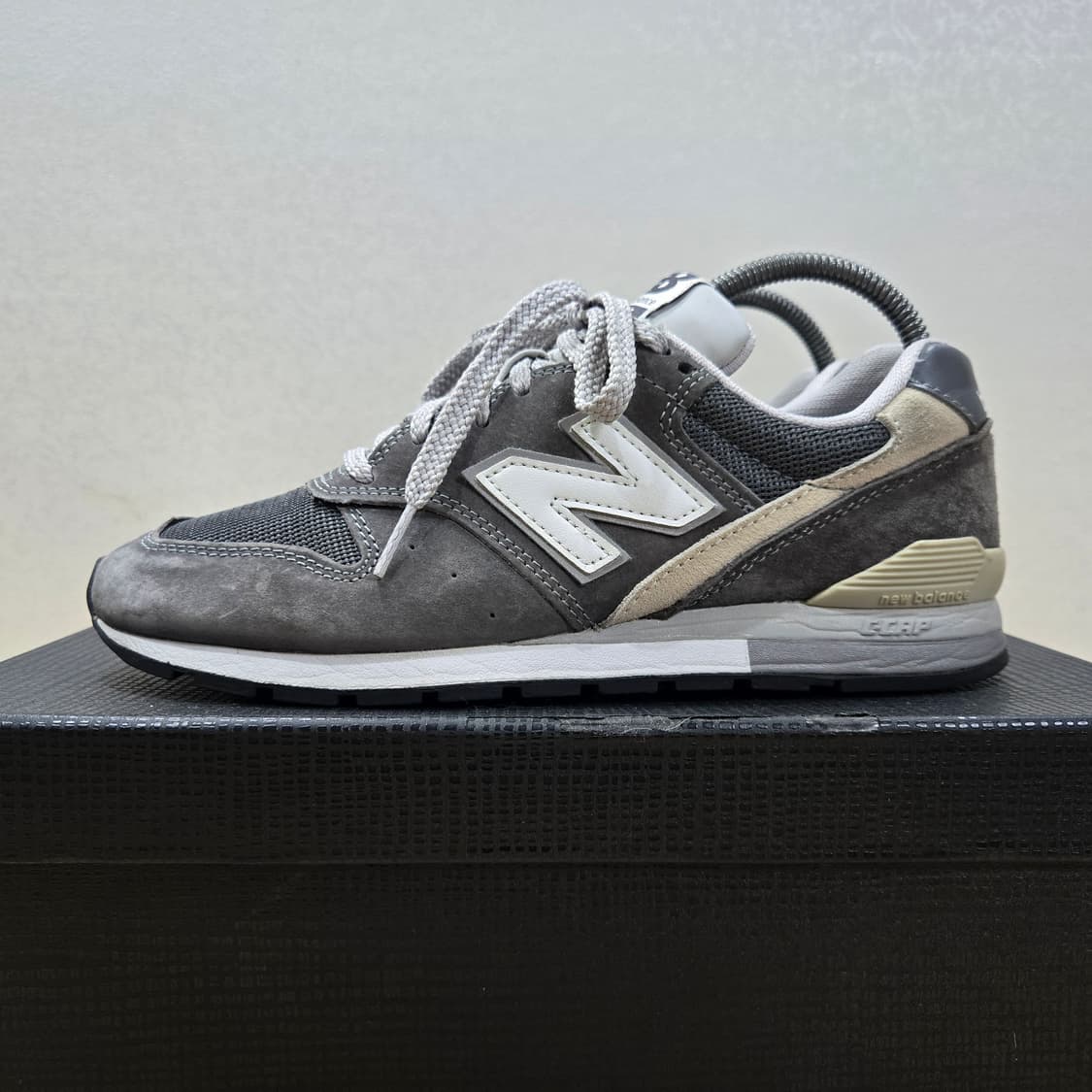 240 뉴발란스 996 그레이 상품이미지3
