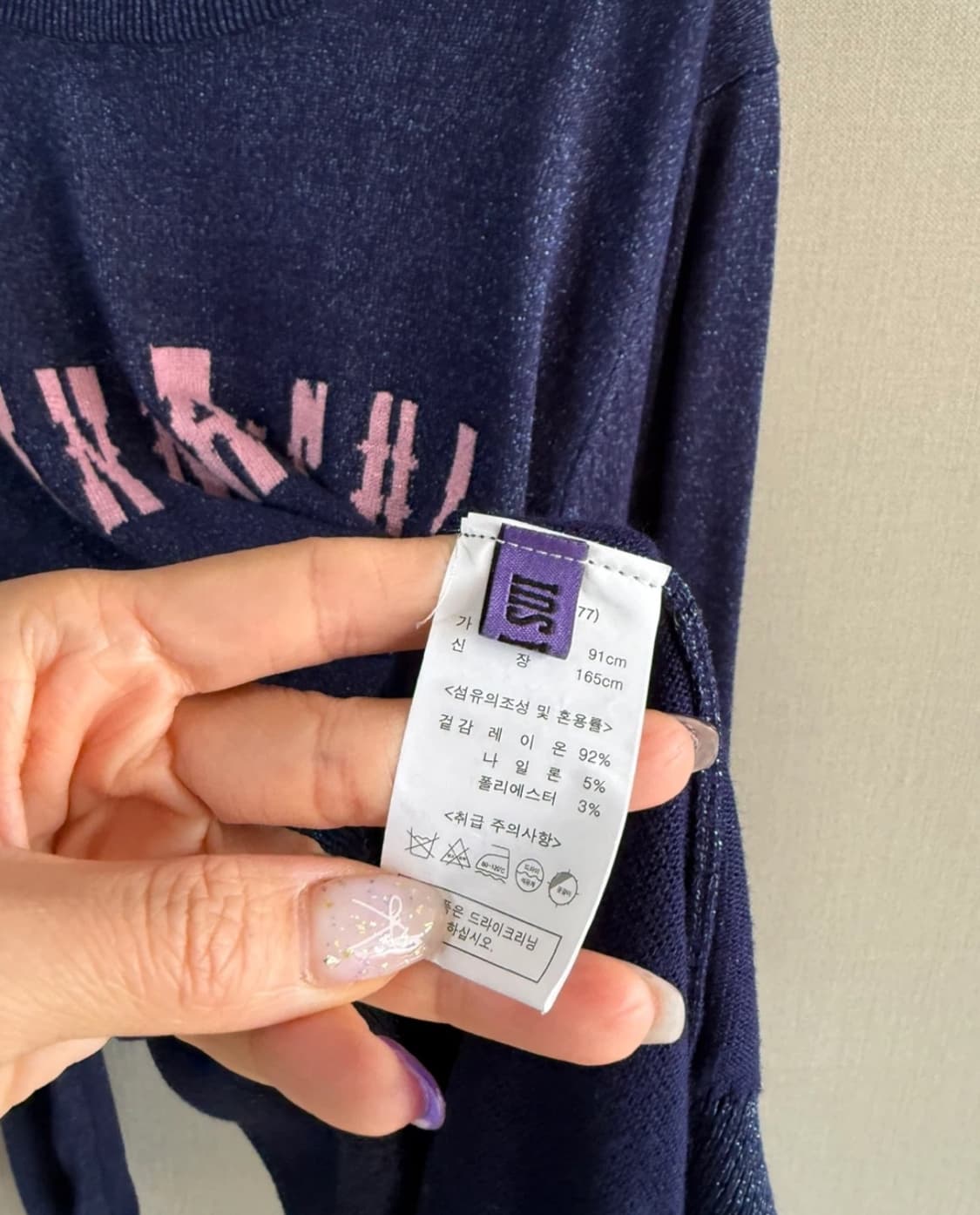 안나수이 라운드넥 긴팔 니트 티셔츠 로고 프린팅 디테일 네이비   상품이미지3