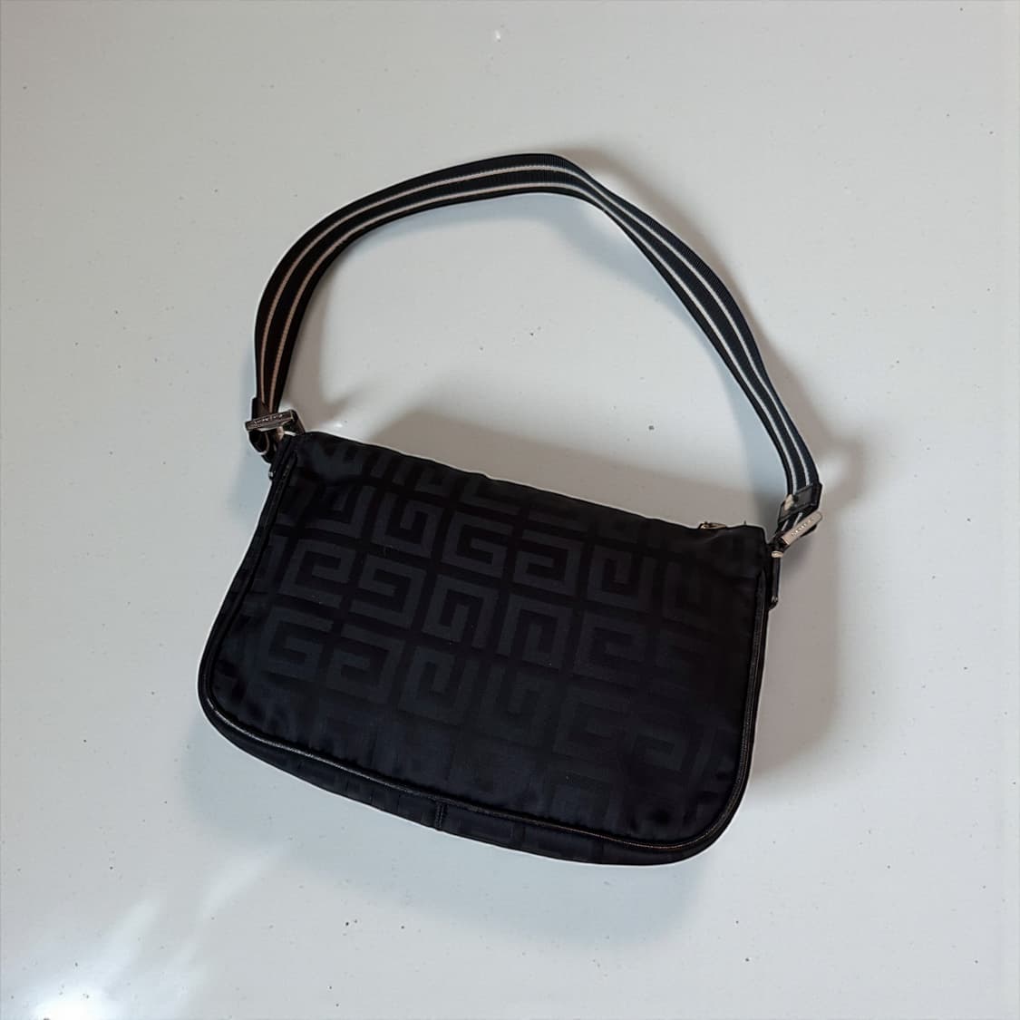 지방시 모노그램 나일론 버클 미니백 상품이미지5