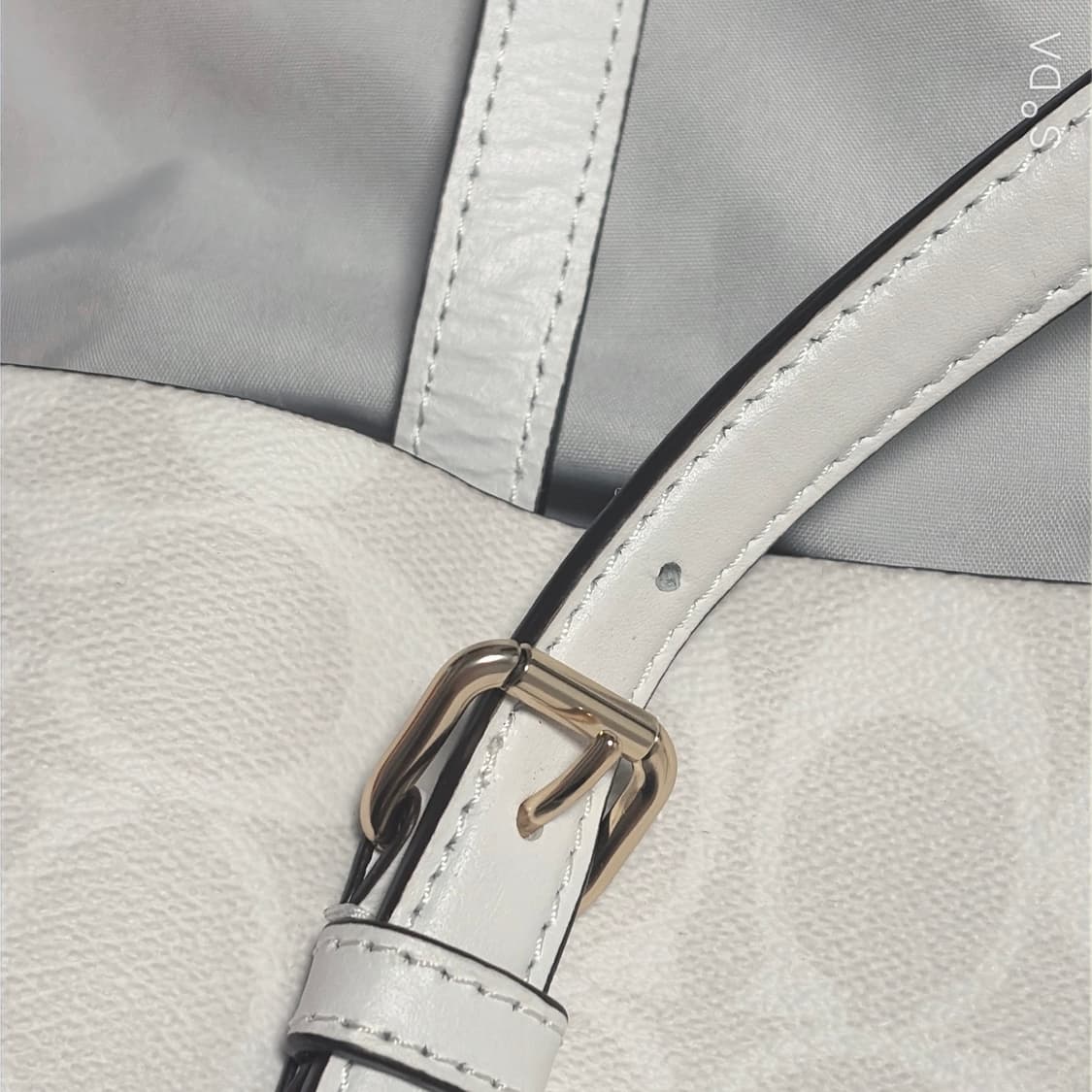 코치 화이트 시그니처 숄더백 상품이미지7