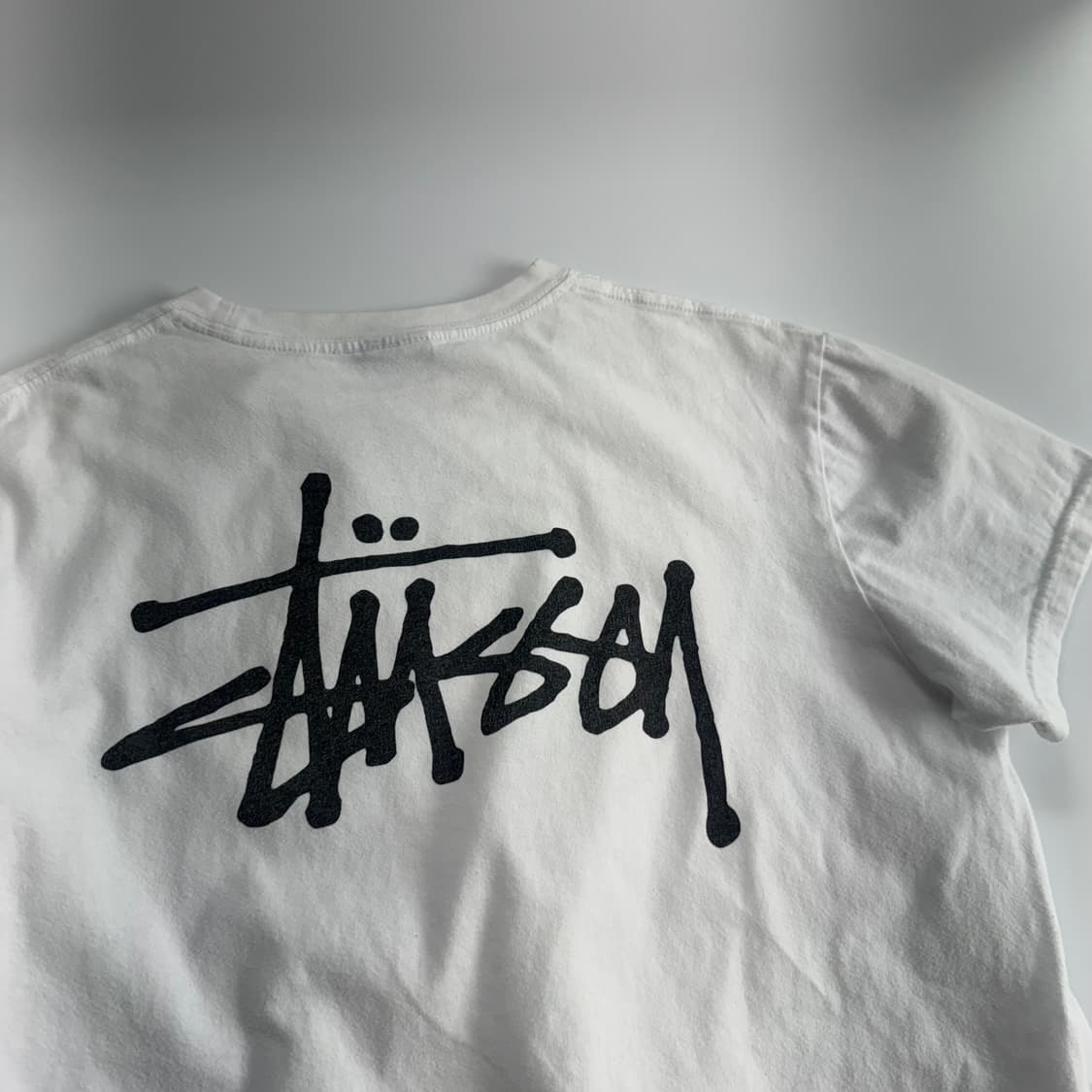 Stussy 스투시 차콜 백로고 화이트 반팔 상품이미지6