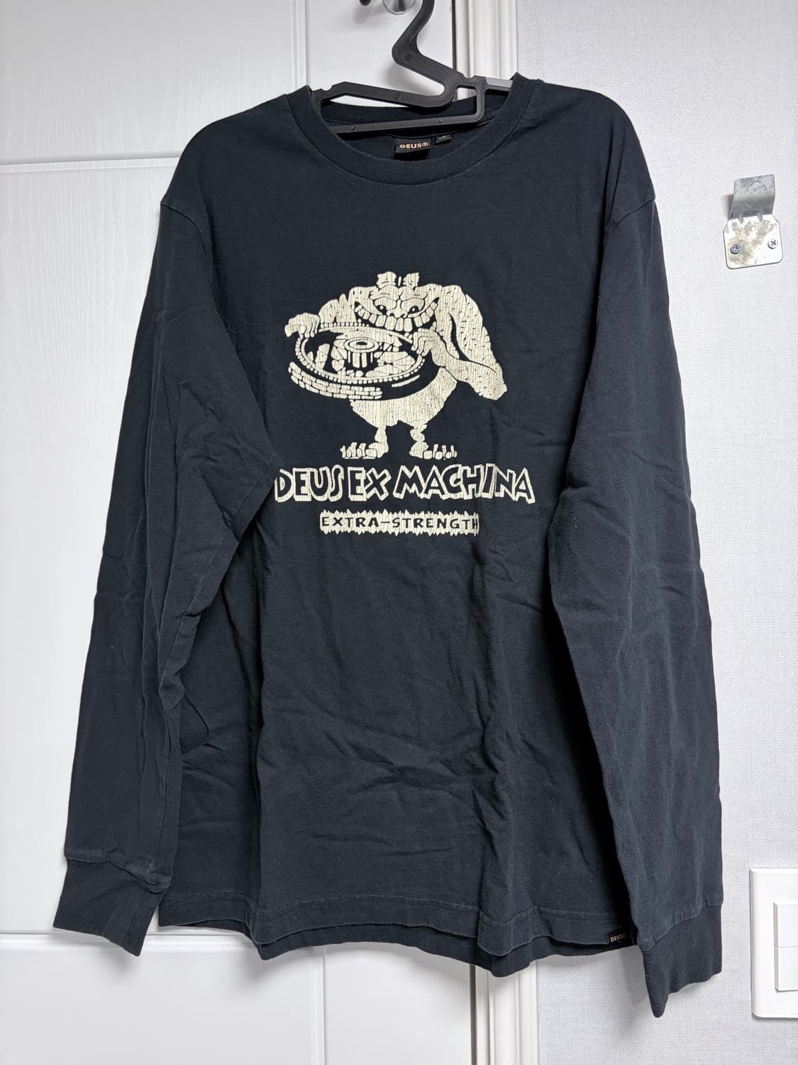 데우스 검정 롱티셔츠 상품이미지1