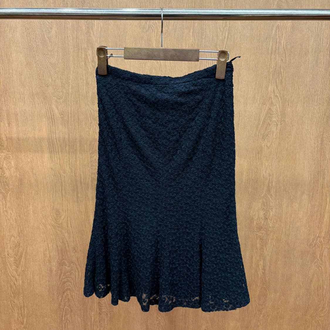 모스키노 칩앤시크 미디 스커트 플라워 시스루 레이스 디테일 플레어핏 블랙 상품이미지4