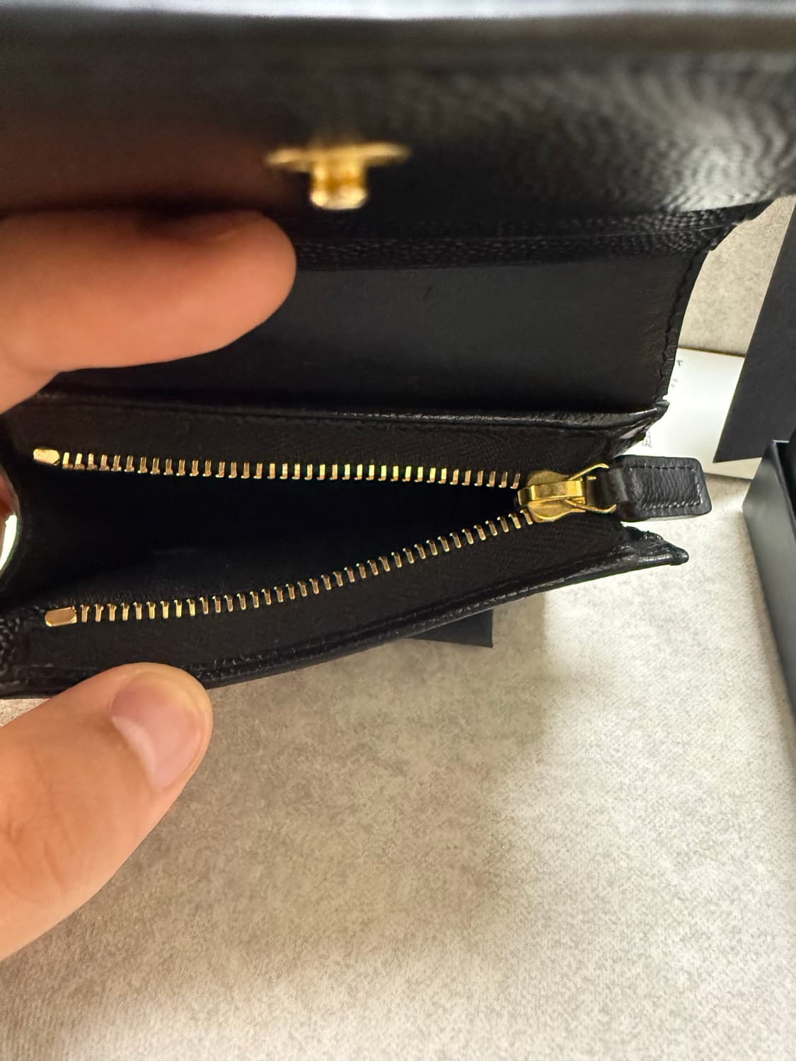 입생로랑 금장 모노그램 풀구성 마틀라세 지갑 668290 BOWA1 상품이미지3