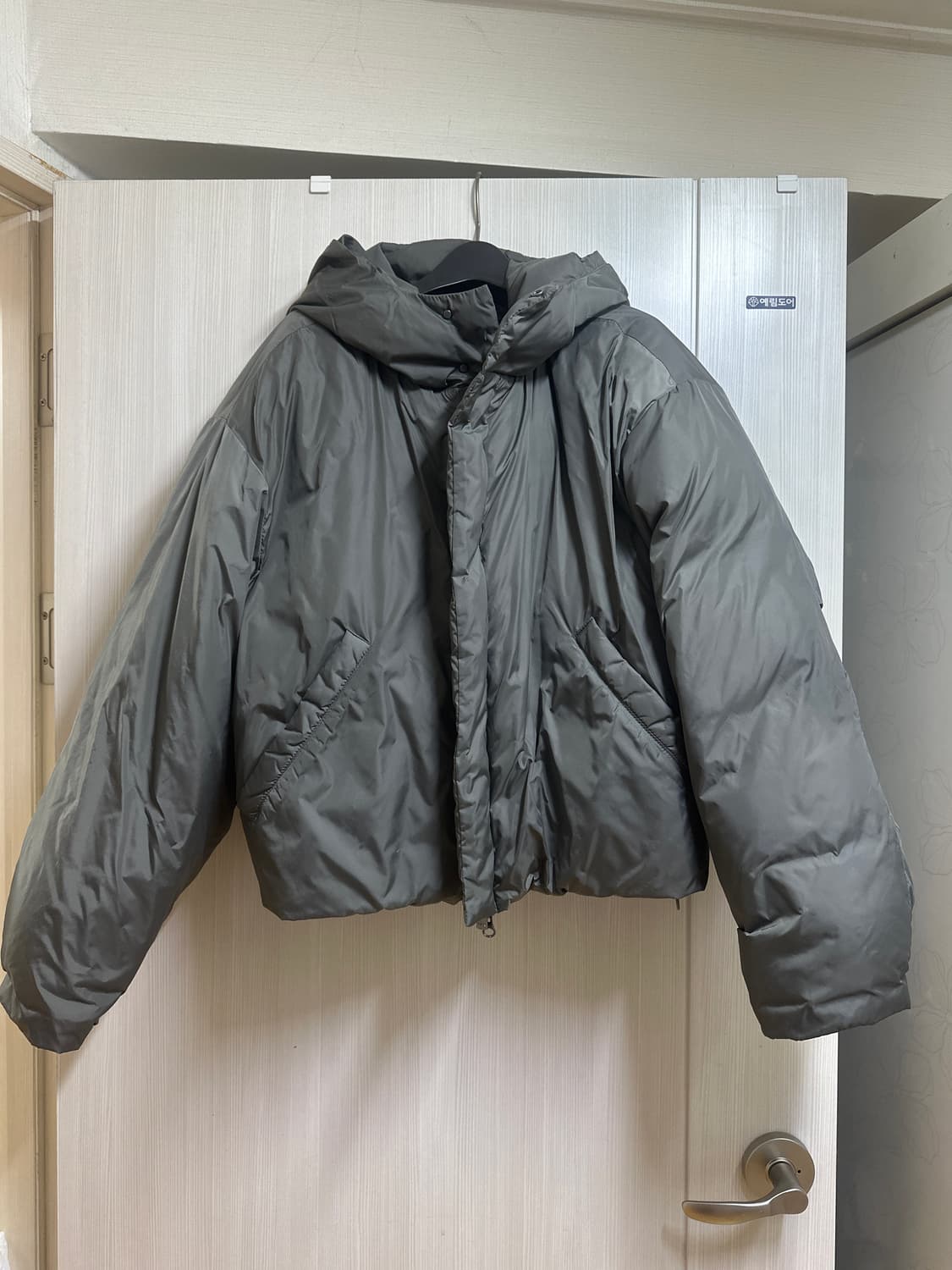 더베를린 덕다운 미니멀 패딩 챠콜 상품이미지3