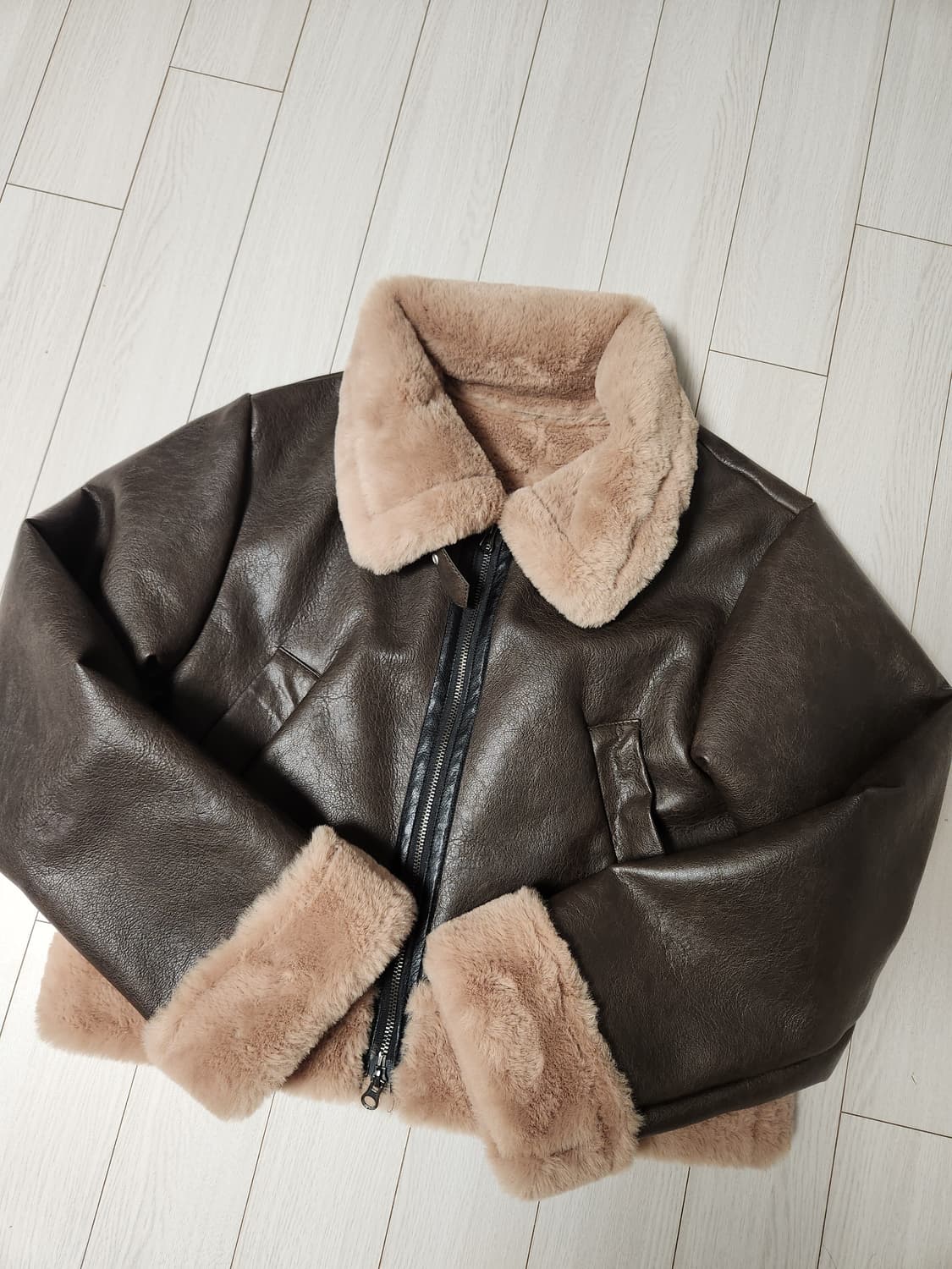 MUYBIEN 크롭 무스탕 사이즈F

얼핏보면 거의 새거처럼 관리되어 있 상품이미지1