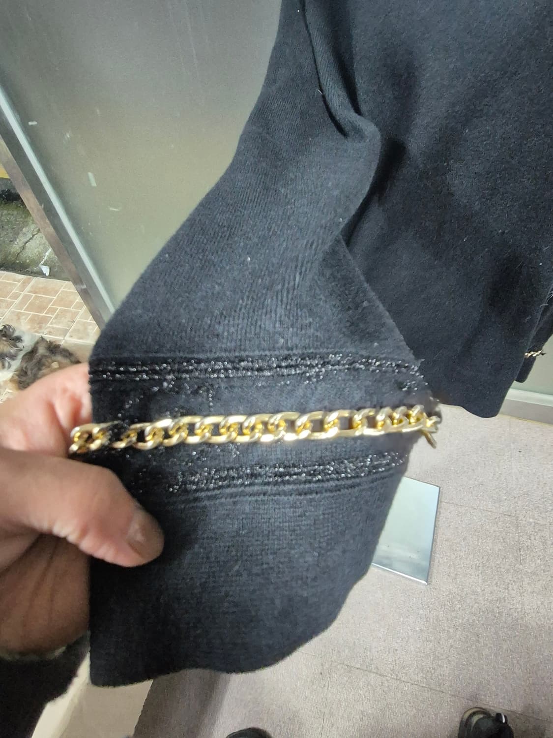 블랙 색상의 V넥 니트 상품이미지3