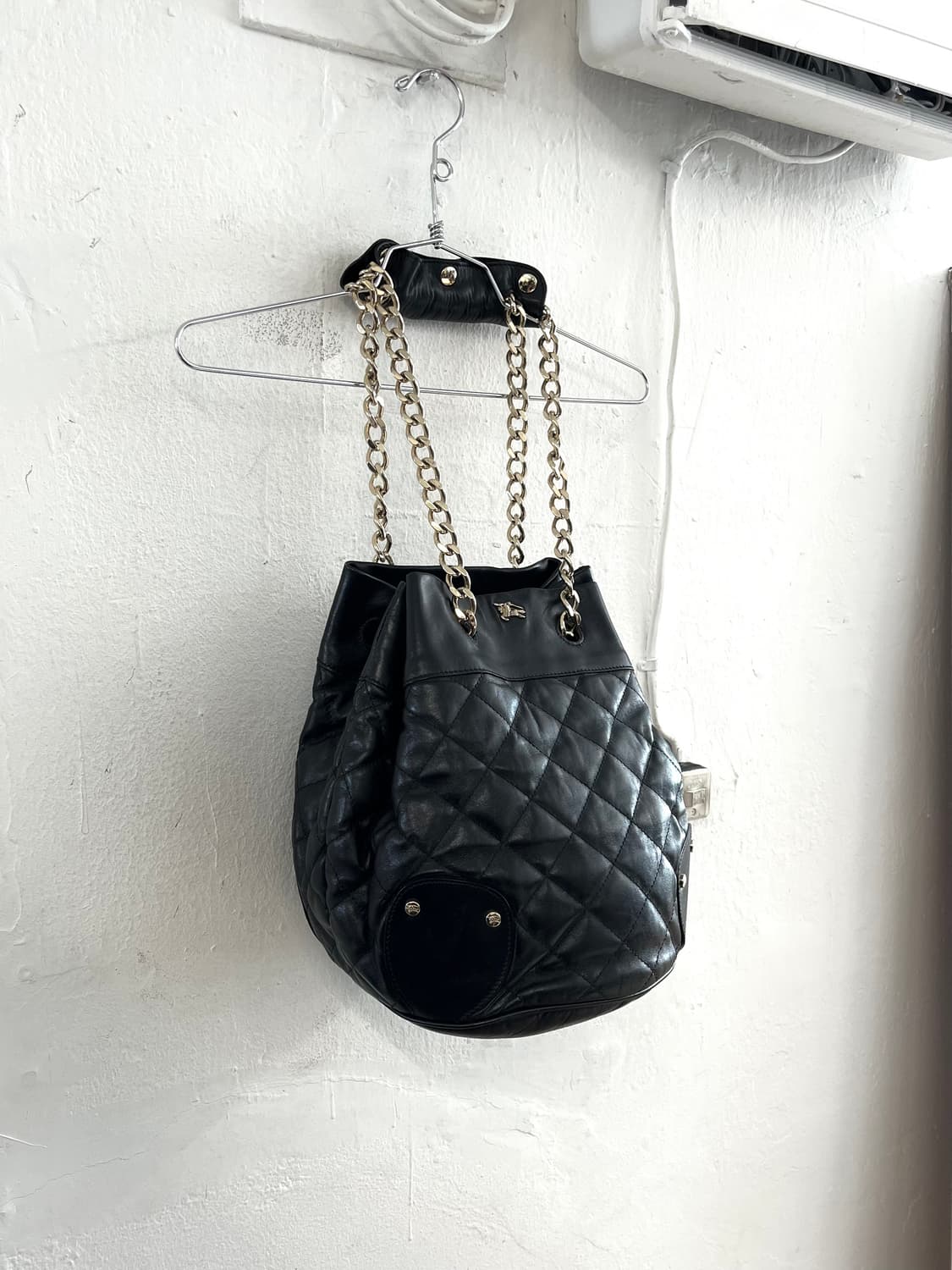 버버리 프로섬 퀄팅 레더 체인 버킷백 상품이미지2