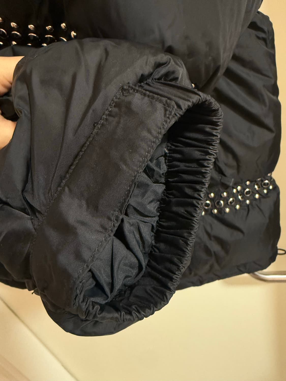 슈프림 x B.B. 사이먼 스터드 퍼퍼 자켓 블랙 - 22SS 상품이미지7